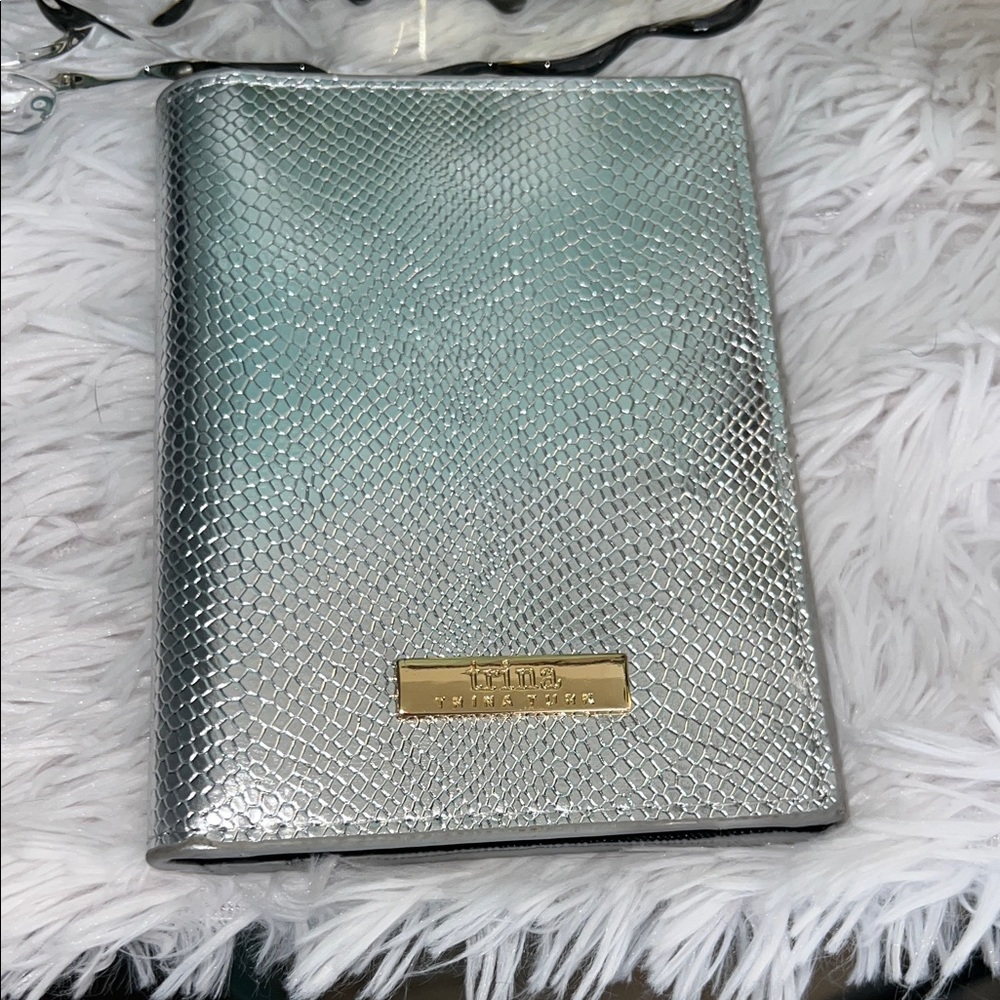 Silver Metallic Textured Passport Cover with Gold Plaque